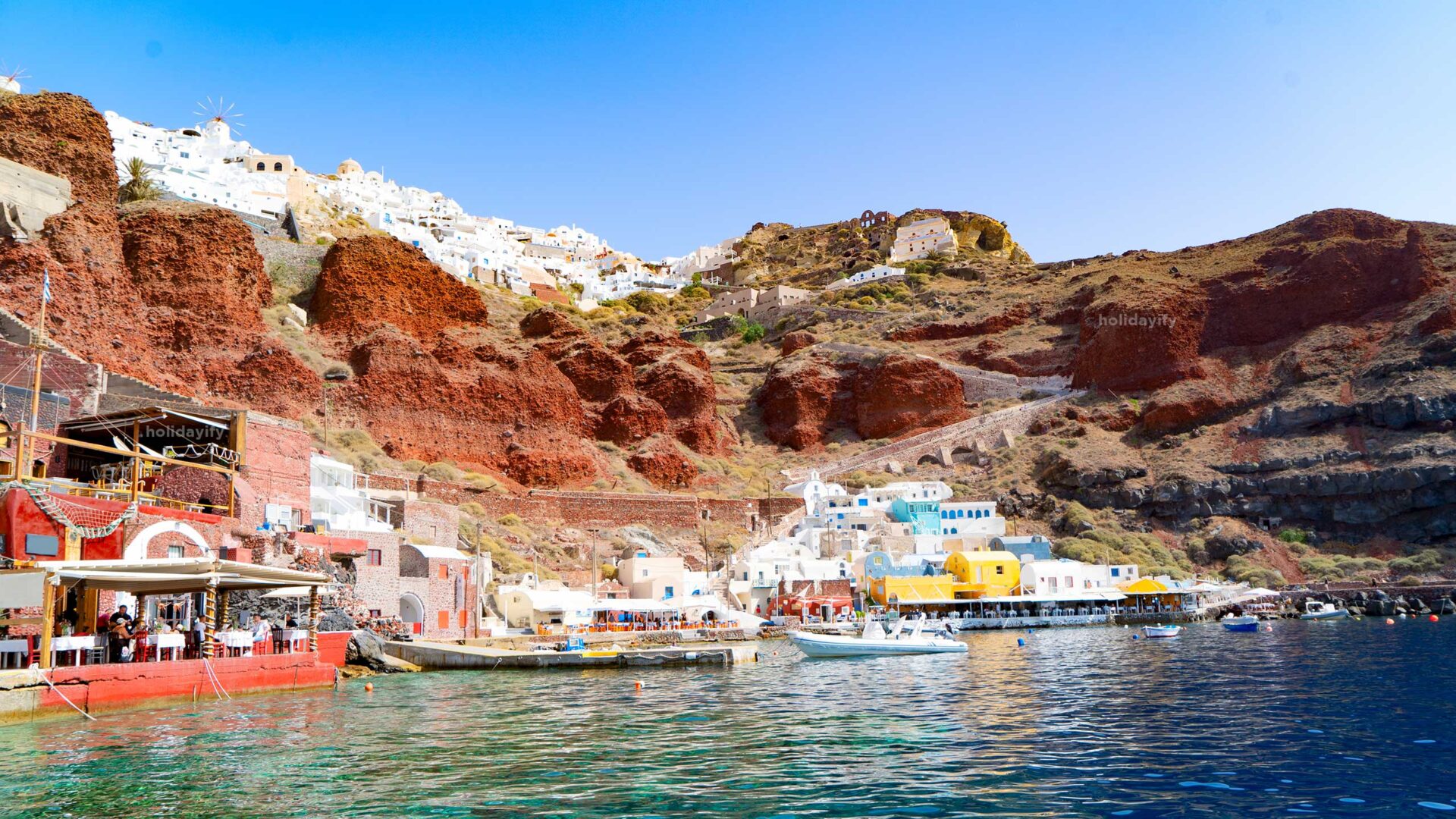 Parlak su tekneleri limanı Oia Santorini adası, Yunanistan ile Amoudi koyu.