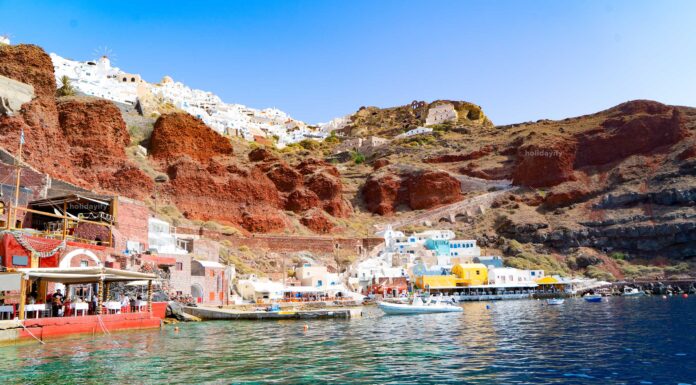 Insel Santorin: Der ultimative Reiseführer für Ihren Traumurlaub Amoudi-Bucht mit herrlichem Wasser, Bootshafen Oia, Santorini, Griechenland.