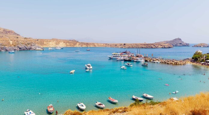 Siete pronti a esplorare l'isola di Rodi per una splendida vacanza estiva? isola di rodi lindos città grecia