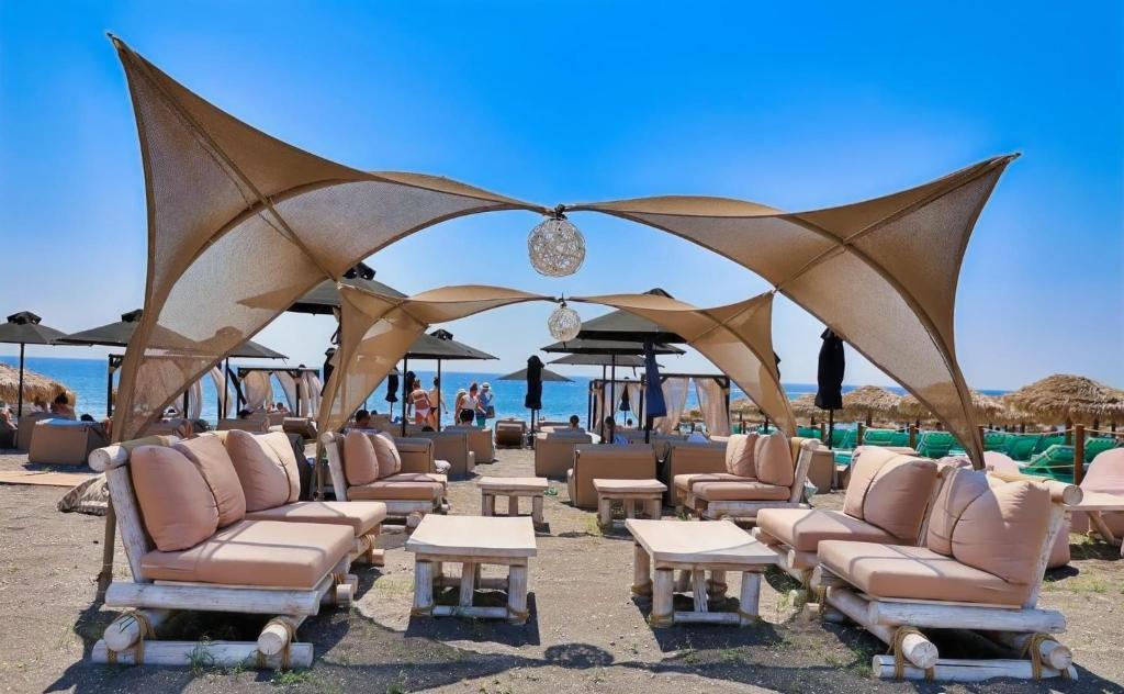 santorini beach hotels