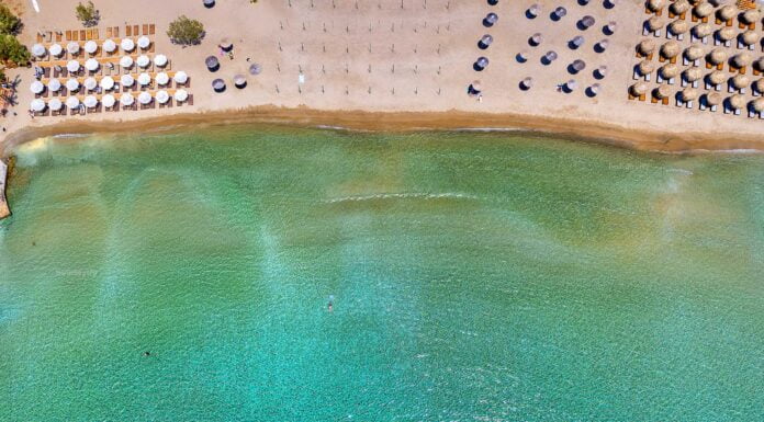 L'île de Syros en Grèce : votre guide de voyage ultime vers le joyau fascinant de la Grèce plage d'agathopes île de syros cyclades grèce