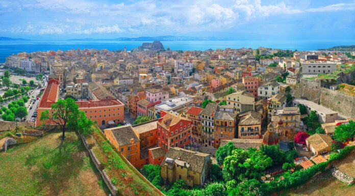 Открийте пленителната красота на остров Корфу: Пътеводител за скритото скъпоценен камък на Гърция панорамна гледка град Корфу, остров Корфу, Гърция