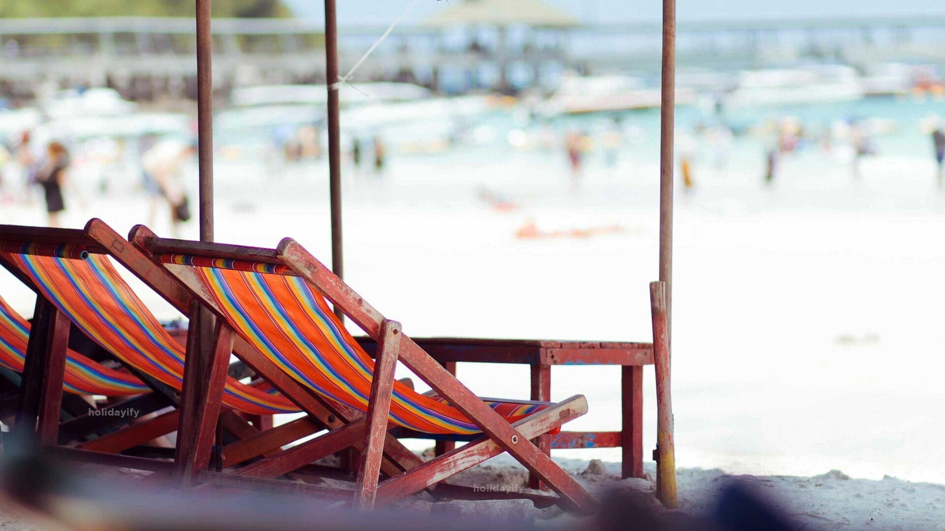 empty deck chairs beach hotel sulla spiaggia di thassos